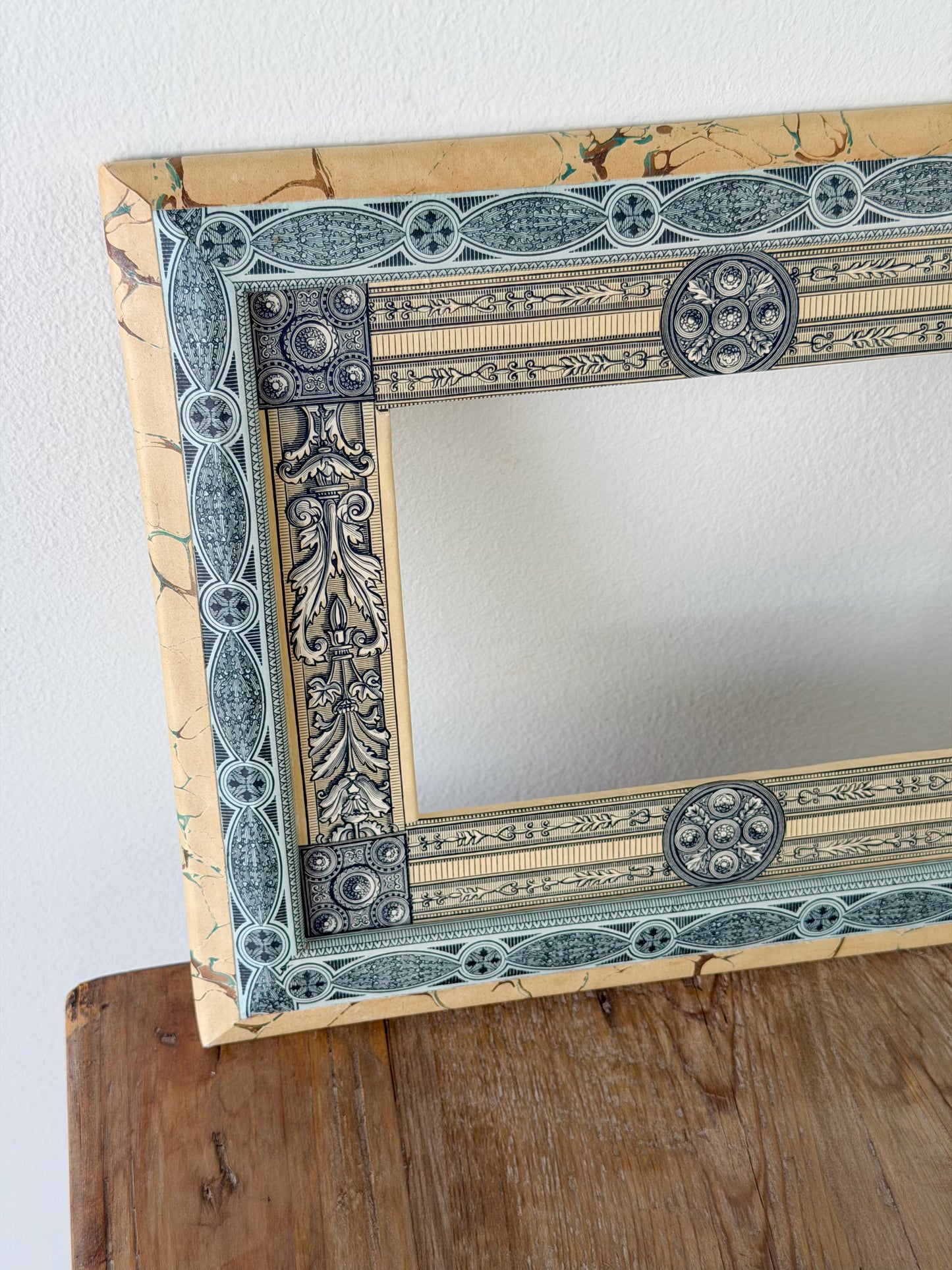 French Découpage Frame | Marbled Exterior/Round Medallions