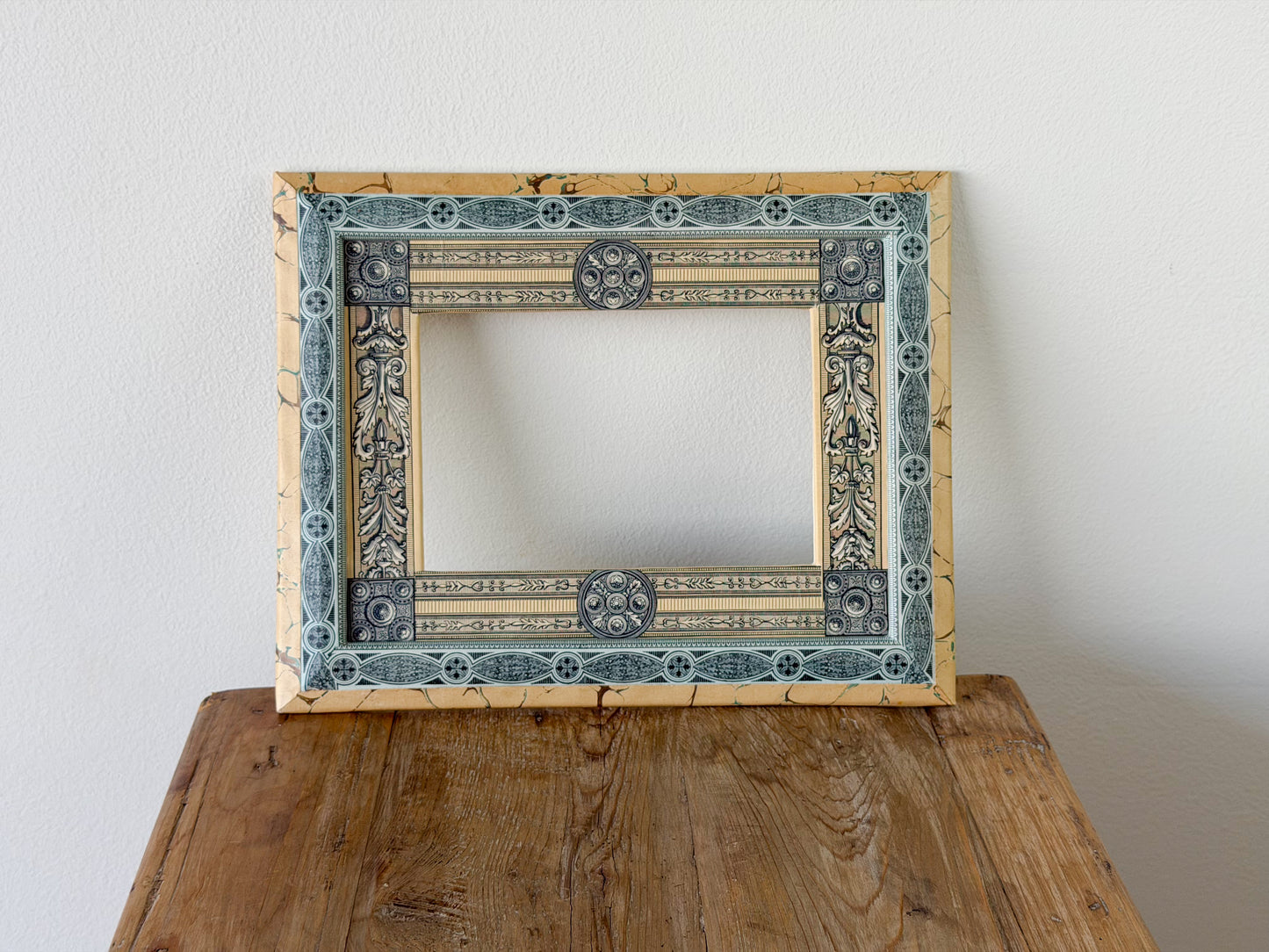 French Découpage Frame | Marbled Exterior/Round Medallions